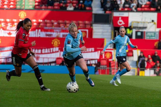 Lauren Hemp (11 Manchester City) chased down by Jayde Riviere (14 Manchester United, ManU during the Barclays WSL game between Manchester United and Manchester City, Old Trafford on 28th March 2026 in Manchester England (Photo by Clare Overfield Sports Press Photo) Copyright: xClarexOverfieldx xSPPx Sportspressphoto_SPR120557