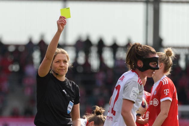 MUNICH, GERMANY - MARCH 28: Referee Karoline Wacker showing a yellow card to Julia Pollak (22 1. FC Nuremberg) during the Google Pixel Frauen-Bundesliga match between FC Bayern Munich and 1. FC Nuremberg at FC Bayern Campus Munich, Germany. Copyright: xSvenxBeyrich SPPx Sportspressphoto_SPR120596
