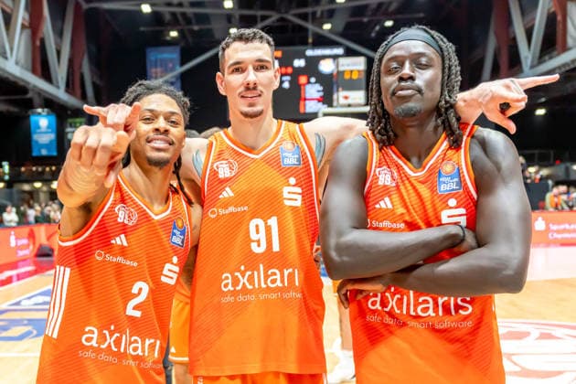 Chemnitz, Germany March 28, 2026 1 BBL 2025 2026 Niners Chemnitz against EWE Baskets Oldenburg In the picture Nike Sibande 99 , Yordan Minchev 99 and Aher Uguak 99 Copyright: xFotostandx xNachtigallx