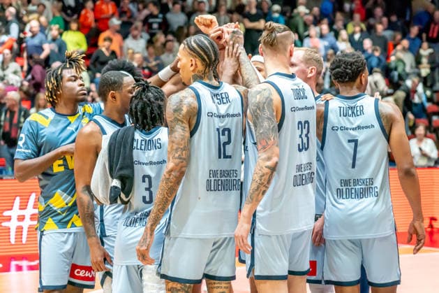 Chemnitz, Germany 28 March 2026 1 BBL 2025 2026 Niners Chemnitz v EWE Baskets Oldenburg Pictured The Oldenburg players form a team circle to close ranks after the defeat Copyright: xFotostandx xNachtigallx