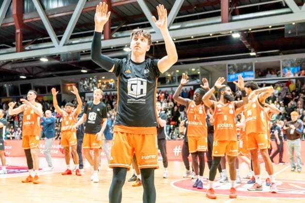 Chemnitz, Germany 28 March 2026 1 BBL 2025 2026 Niners Chemnitz against EWE Baskets Oldenburg In the picture Luca Kellig 99 with his teammates with the fans at the fan block Copyright: xFotostandx xNachtigallx