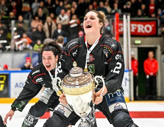 Sport Bilder des Tages GER, DFEL, Playoff Finale, ECDC Memmingen Indians vs Eisbären Berlin 28.03.2026, Alpha Cooling-Arena am Huehnerberg, Memmingen, GER, DFEL, Playoff Finale, ECDC Memmingen Indians vs Eisbären Berlin, Siegerehrung im Bild Nara Elia (Memmingen, 7), Antje Sabautzki (Memmingen, 12) mit Pokal, Jubel, Freude, Emotionen *** GER, DFEL, playoff final, ECDC Memmingen Indians vs Eisbären Berlin 28 03 2026, Alpha Cooling Arena am Huehnerberg, Memmingen, GER, DFEL, playoff final, ECDC Memmingen Indians vs Eisbären Berlin, award ceremony in the picture Nara Elia Memmingen, 7 , Antje Sabautzki Memmingen, 12 with trophy, jubilation, joy, emotions nordphotoxGmbHx xHafner nph00200