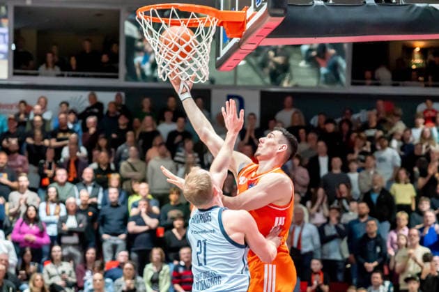 Chemnitz, Germany March 28, 2026 1 BBL 2025 2026 Niners Chemnitz against EWE Baskets Oldenburg In the picture from left in the duel Seth Hinrichs EWE and Yordan Minchev 99 Copyright: xFotostandx xNachtigallx