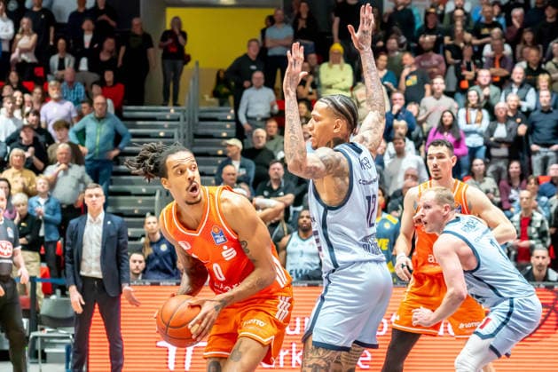 Chemnitz, Germany March 28, 2026 1 BBL 2025 2026 Niners Chemnitz against EWE Baskets Oldenburg Pictured from left in a duel Kevin Yebo 99 and Michale Kyser EWE Copyright: xFotostandx xNachtigallx