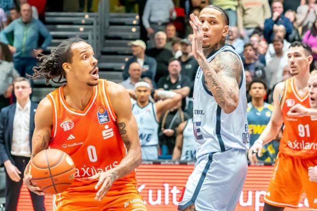 Chemnitz, Germany March 28, 2026 1 BBL 2025 2026 Niners Chemnitz against EWE Baskets Oldenburg Pictured from left in a duel Kevin Yebo 99 and Seth Hinrichs EWE Copyright: xFotostandx xNachtigallx