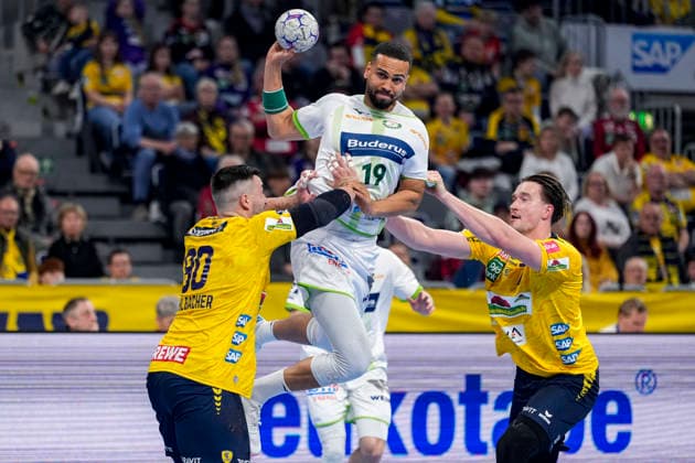 from left Jannik Kohlbacher RNL, 80 , Philipp Ahouansou HSG, 19 , Robert Timmermeister RNL, 7 , duel, duel, tackle, tackling, dynamics, action, action, 28 03 2026, Mannheim Germany , Handball, Bundesliga, Rhein Neckar Löwen HSG Wetzlar xozx