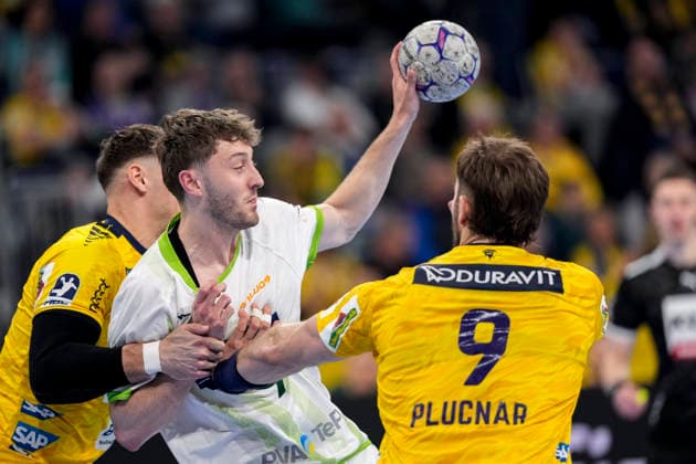 from left Sebastian Heymann RNL, 13 , Niklas Theiss Theiss, HSG, 9 , Steven Plucnar Jacobsen RNL, 9 , duel, duel, tackle, tackling, dynamics, action, action, 28 03 2026, Mannheim Germany , Handball, Bundesliga, Rhein Neckar Löwen HSG Wetzlar xozx