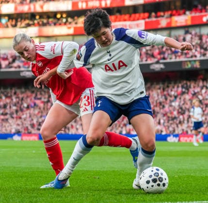 Arsenal Women v Tottenham Hotspur Women Barclays Women s Super League Alessia Russo of Arsenal Women battles for the ball with Maika Hamano of Tottenham Hotspur Women during the Barclays Women s Super League match at the Emirates Stadium, London 28 03 2026 UK Newspapers OUT Copyright: xNickxEmmersonx FIL-23194-0069