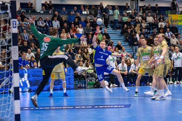 Joel Birlehm, Goalkeeper, TSV Hannover Burgdorf 35 ,Ellidi Snaer Vidarsson, Circle Winger, VfL Gummersbach 4 , VfL Gummersbach vs TSV Hannover Burgdorf, Daikin Handball Bundesliga, Men , 26 Matchday, 28 03 2026 Gummersbach NRW Germany Copyright: xkolbert-press MartinxWdziecznyx