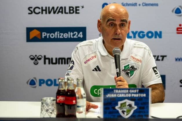 Juan Carlos Pastor in the PK, Head Coach, TSV Hannover Burgdorf , VfL Gummersbach vs TSV Hannover Burgdorf, Daikin Handball Bundesliga, Men , Matchday 26, 28 03 2026 Gummersbach NRW Germany Copyright: xkolbert-press MartinxWdziecznyx