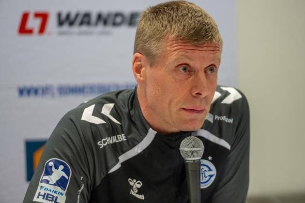 Guðjon Valur Sigurðsson in the PK, Head Coach, VfL Gummersbach , VfL Gummersbach vs TSV Hannover Burgdorf, Daikin Handball Bundesliga, Men , Matchday 26, 28 03 2026 Gummersbach NRW Germany Copyright: xkolbert-press MartinxWdziecznyx