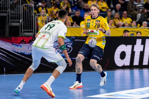 v li Philipp Ahouansou HSG, 19 , Edwin Aspenbäck RNL, 78 , duel, duel, tackle, tackling, dynamics, action, action, 28 03 2026, Mannheim Germany , Handball, Bundesliga, Rhein Neckar Löwen HSG Wetzlar xozx