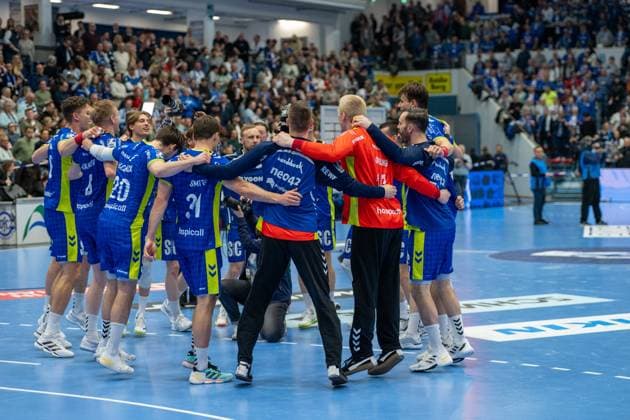 The players celebrate the victory,VfL Gummersbach vs TSV Hannover Burgdorf, Daikin Handball Bundesliga, Men , 26 Matchday, 28 03 2026 Gummersbach NRW Germany Copyright: xkolbert-press MartinxWdziecznyx