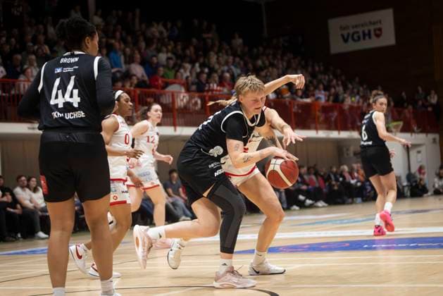 Alyssa Brown Nr 44 Luchse , Leonie Kambach Nr 66 Luchse hidden Kennedy Dickie Nr 1 Panthers GiroLive Panthers Osnabrück 59 81 TK Hannover Luchse 1 DBBL 22 Matchday 28 03 2026 GiroLive Panthers Osnabrück vs TK Hannover Luchse