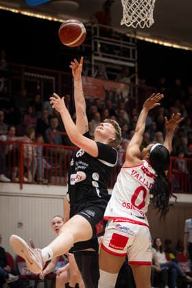 Leonie Kambach Nr 66 Luchse , Taylor Valladay Nr 0 Panthers GiroLive Panthers Osnabrück 59 81 TK Hannover Luchse 1 DBBL 22 Matchday 28 03 2026 GiroLive Panthers Osnabrück vs TK Hannover Luchse
