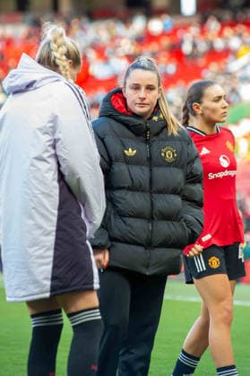 Ella Toone (is 7 Manchester United, ManU with team mates at the end of the Barclays WSL game between Manchester United and Manchester City, Old Trafford on 28th March 2026 in Manchester England (Photo by Clare Overfield Sports Press Photo) Copyright: xClarexOverfieldx xSPPx Sportspressphoto_SPR120668