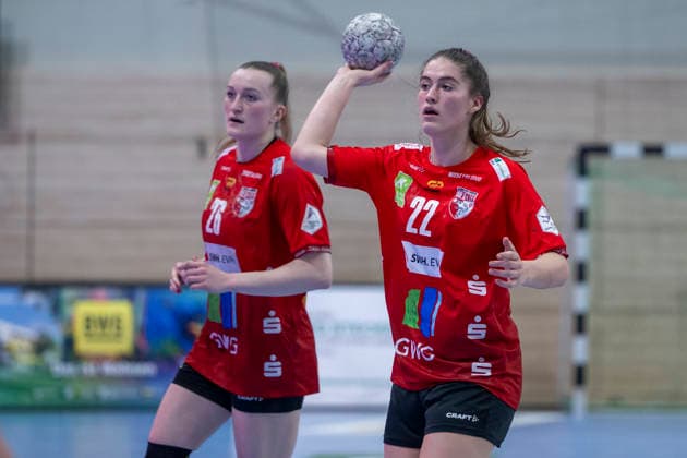 Handball Bundesliga Women,HBF, Season 2025 2026 SV Union Halle Neustadt vs HSG Blomberg Lippe Halle, Germany 28 March 2026 In the picture from left Cara Reuthal Halle and Tabea Wipper Halle with ball, Halle Saale SWH Arena Sachsen Anhalt Germany