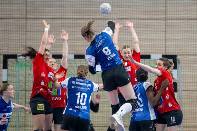Handball Bundesliga Women,HBF, Season 2025 2026 SV Union Halle Neustadt vs HSG Blomberg Lippe Halle, Germany 28 March 2026 In the picture from left Maxi Mühlner Muehlner Blomberg and Nieke Kühne Kuehne Blomberg Halle Saale SWH Arena Sachsen Anhalt Germany