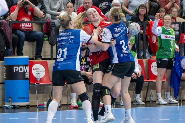 Handball Bundesliga Women,HBF, Season 2025 2026 SV Union Halle Neustadt vs HSG Blomberg Lippe Halle, Germany 28 March 2026 In the picture from left Alexia Hauf Blomberg , Cara Reuthal Halle and Laura Rueffieux Blomberg Halle Saale SWH Arena Sachsen Anhalt Germany
