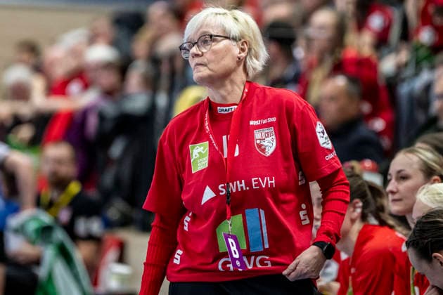 Handball Bundesliga Women,HBF, Season 2025 2026 SV Union Halle Neustadt vs HSG Blomberg Lippe Halle, Germany 28 March 2026 In the picture coach Ines Seidler Halle pensive, brooding, grumbling, Halle Saale SWH Arena Sachsen Anhalt Germany