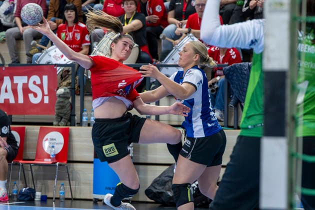 Handball Bundesliga Frauen,HBF, Saison 2025 2026 SV Union Halle Neustadt vs HSG Blomberg Lippe Halle, Germany 28 March 2026 In the picture from left in duel Tabea Wipper Halle and Judith Tietjen Blomberg Halle Saale SWH Arena Sachsen Anhalt Germany