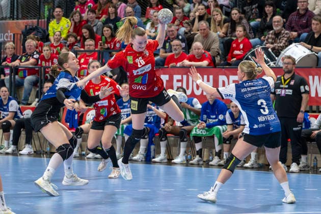Handball Bundesliga Women,HBF, Season 2025 2026 SV Union Halle Neustadt vs HSG Blomberg Lippe Halle, Germany 28 March 2026 In the picture from left Cara Reuthal Halle and Laura Rueffieux Blomberg Halle Saale SWH Arena Sachsen Anhalt Germany
