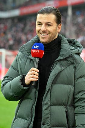 Koeln, Rheinenergiestadion, 21.02.26, GER, Herren, 1.Bundesliga, Saison 2025-2026, 1.FC Koeln - TSG 1899 Hoffenheim Bild: Reporter Ricardo BASILE (Sky) DFL regulations prohibit any use of photographs as image sequences and or quasi-video. Nordrhein-Westfalen Deutschland *** Koeln, Rheinenergiestadion, 21 02 26, GER, Herren, 1 Bundesliga, Saison 2025 2026, 1 FC Koeln TSG 1899 Hoffenheim Bild Reporter Ricardo BASILE Sky DFL regulations prohibit any use of photographs as image sequences and or quasi video Nordrhein Westfalen Germany
