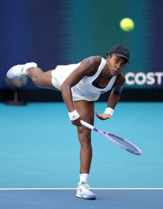 March 28, 2026, Miami Gardens, Fl, United States: MIAMI GARDENS, FL - MARCH 28: Coco Gauff serves the ball against Aryna Sabalenka during the Miami Open at Hard Rock Stadium on March 28, 2026 in Miami Gardens, Florida. Miami Gardens United States - ZUMAt139 20260328_aaa_t139_060 Copyright: xMichaelxPimentel IsixPhotosx