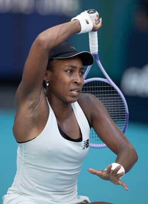 March 28, 2026, Miami Gardens, Fl, United States: MIAMI GARDENS, FL - MARCH 28: Coco Gauff hits the ball against Aryna Sabalenka during the Miami Open at Hard Rock Stadium on March 28, 2026 in Miami Gardens, Florida. Miami Gardens United States - ZUMAt139 20260328_aaa_t139_061 Copyright: xMichaelxPimentel IsixPhotosx