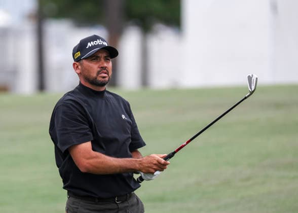 HOUSTON, TX - MARCH 28: Jason Day (AUS) hits his approach shot on 18 during the third round of the Texas Children s Houston Open on March 28, 2026, at Memorial Park Golf Course, Houston, Texas. (Photo by Leslie Plaza Johnson Icon Sportswire) GOLF: MAR 28 PGA, Golf Herren Texas Children s Houston Open EDITORIAL USE ONLY Icon2603281223