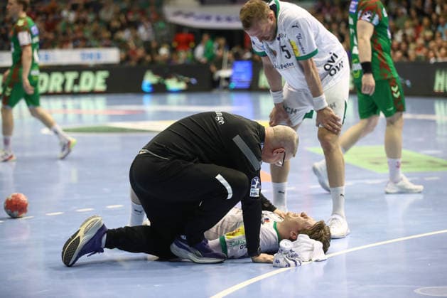 28 03 2026, xtgx, Handball, Daikin HBL, SC Magdeburg Füchse Berlin v l Nils Lichtlein Berlin, 17 injured Verltzung Magdeburg