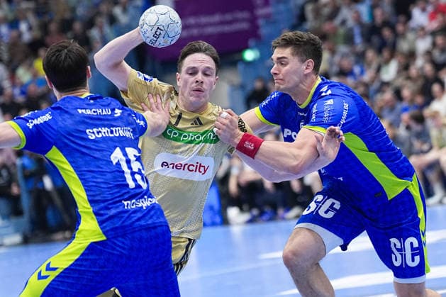 28 03 2026, xydrx, Handball, 1 HBL, VfL Gummersbach TSV Hannover Burgdorf, Schwalbe Arena Leif Tissier TSV Hannover Burgdorf 7 in duel against Miro Schluroff VfL Gummersbach 15 and Stepan Zeman VfL Gummersbach 66 Photo xYannisxDreimannxPressefotoKochx Nordrhein Westfahlen Germany