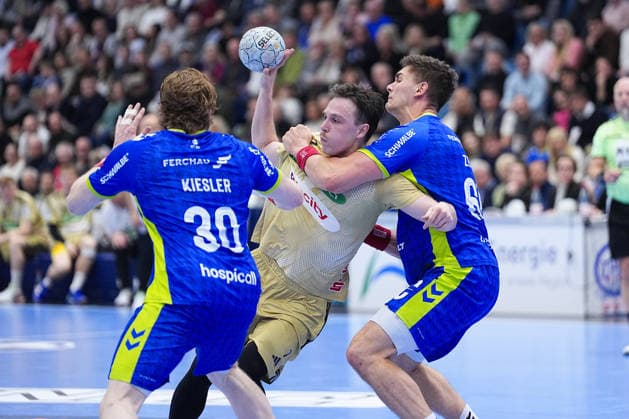 28 03 2026, xydrx, Handball, 1 HBL, VfL Gummersbach TSV Hannover Burgdorf, Schwalbe Arena Leif Tissier TSV Hannover Burgdorf 7 in duel against Tom Kiesler VfL Gummersbach 30 and Stepan Zeman VfL Gummersbach 66 Photo xYannisxDreimannxPressefotoKochx Nordrhein Westfahlen Germany
