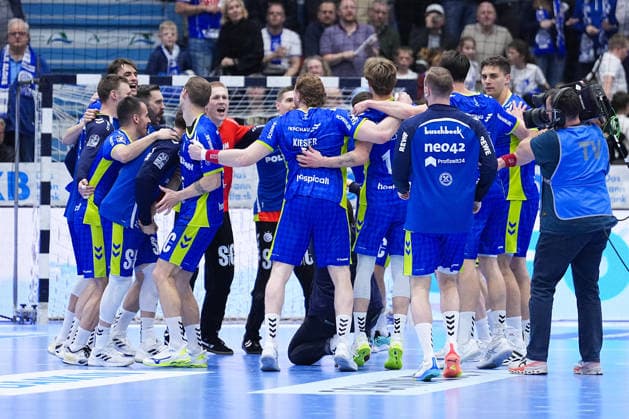 28 03 2026, xydrx, Handball, 1 HBL, VfL Gummersbach TSV Hannover Burgdorf, Schwalbe Arena The players of VfL Gummersbach are happy about the victory Photo xYannisxDreimannxPressefotoKochx Nordrhein Westfahlen Germany