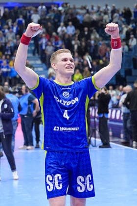 28 03 2026, xydrx, Handball, 1 HBL, VfL Gummersbach TSV Hannover Burgdorf, Schwalbe Arena Ellidi Vidarsson VfL Gummersbach 4 celebrates the victory Photo xYannisxDreimannxPressefotoKochx Nordrhein Westfahlen Germany