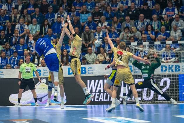 Julian Koester, Backcourt, VfL Gummersbach 7 , Marian Michalczik, Backcourt, TSV Hannover Burgdorf 22 ,Joel Birlehm, Goalkeeper, TSV Hannover Burgdorf 35 ,VfL Gummersbach vs TSV Hannover Burgdorf, Daikin Handball Bundesliga, Men , 26 Matchday, 28 03 2026 Gummersbach NRW Germany Copyright: xkolbert-press MartinxWdziecznyx