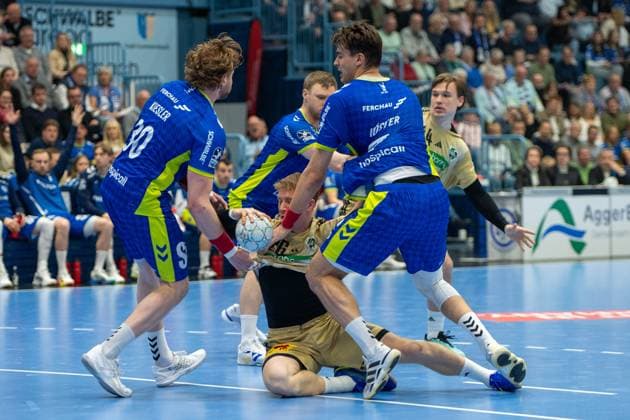 Tom Kiesler, Back, VfL Gummersbach 30 , Julian Koester, Back, VfL Gummersbach 7 , August Baskar Pedersen, Outside, TSV Hannover Burgdorf 17 ,VfL Gummersbach vs TSV Hannover Burgdorf, Daikin Handball Bundesliga, Men , 26 Matchday, 28 03 2026 Gummersbach NRW Germany Copyright: xkolbert-press MartinxWdziecznyx