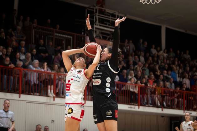 Kennedy Dickie NR 1 Panthers , Rowena Jongeling Nr 12 Luchse GiroLive Panthers Osnabrück 59 81 TK Hannover Luchse 1 DBBL 22 Matchday 28 03 2026 GiroLive Panthers Osnabrück vs TK Hannover Luchse