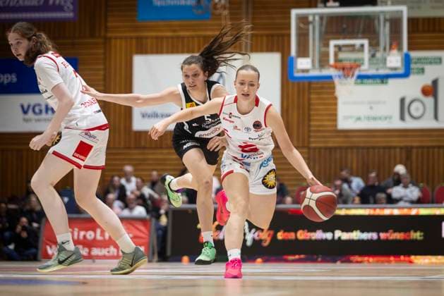 Meret Rahel Wellmann Nr 5 Luchse, in black , Lilly Rüße Nr 6, Panthers, in white GiroLive Panthers Osnabrück 59 81 TK Hannover Luchse 1 DBBL 22 Matchday 28 03 2026 GiroLive Panthers Osnabrück vs TK Hannover Luchse