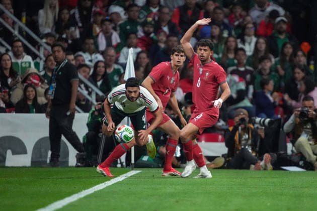 MEXICO VS PORTUGAL - FRIENDLY MATCHL - 28 MARCH 2026 MEXICO CITY, MEXICO. March 28th: Raul Jimenez 9 of Mexico controls the ball during the preparation friendly match between Mexico and Portugal prior to the FIFA World Cup, WM, Weltmeisterschaft, Fussball 2026, held at Banorte Stadium in Mexico City, Mexico. (PHOTO BY LUIS LICONA IMAGO IMAGES STRAFFON IMAGES MANDATORY CREDIT EDITORIAL USE Copyright: xLUISxLICONAx