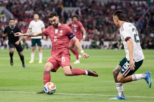 International Friendly, Länderspiel, Nationalmannschaft - Mexico vs. Portugal Roberto Alvarado (R) of Mexico in action against Bruno Fernandes (L) of Portugal during a friendly international soccer match between Mexico and Portugal at Banorte Stadium in Mexico City, Mexico, 28 March 2026. Mexico City Mexico  Copyright: xJoséxMéndezx