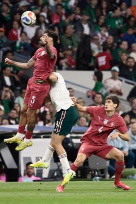 International Friendly, Länderspiel, Nationalmannschaft - Mexico vs. Portugal Raul Jimenez (C) of Mexico in action against Samu Costa (L) and Antonio Silva (R) of Portugal during a friendly international soccer match between Mexico and Portugal at Banorte Stadium in Mexico City, Mexico, 28 March 2026. Mexico City Mexico  Copyright: xJoséxMéndezx