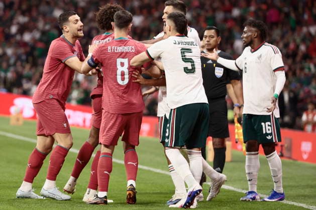 International Friendly, Länderspiel, Nationalmannschaft - Mexico vs. Portugal Players from Mexico (R) and Portugal argue during a friendly international soccer match between Mexico and Portugal at Banorte Stadium in Mexico City, Mexico, 28 March 2026. Mexico City Mexico  Copyright: xJoséxMéndezx
