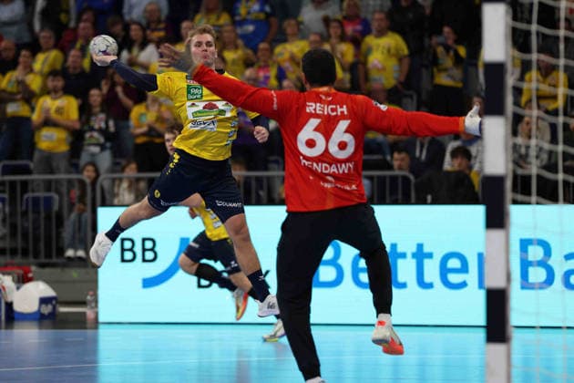 Goal throw by Mathias Larson Rhein Neckar Loewen, 4 against Karim Hendawy HSG Wetzlar, 66 GER, Rhein Neckar Loewen vs HWG Wetzlar, Handball, 1 Bundesliga, 26 Matchday Season 2025 2026, 28 03 2026 GER, Rhein Neckar Loewen vs HWG Wetzlar, 1 Bundesliga, 26 Matchday, Season 2025 2026, 28 03 2026 Mannheim Copyright: xEibner-Pressefoto JoergxHirschx EP_JHH