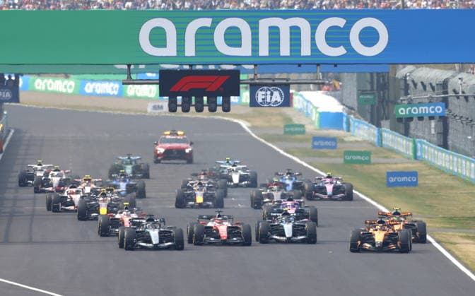 Formula One Japanese Grand Prix - Race McLaren driver Oscar Piastri (R) of Australia seizes the lead after the start of the Formula 1 Japanese Grand Prix at the Suzuka International Racing Course racetrack in Suzuka, Japan, 29 March 2026. SUZUKA Japan  Copyright: xFRANCKxROBICHONx