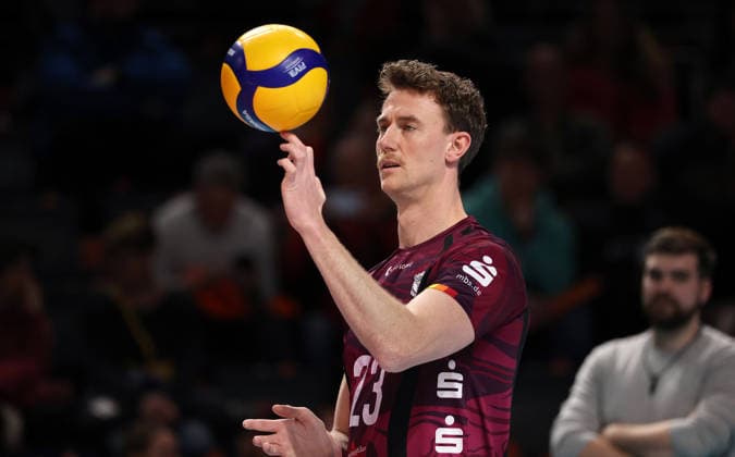 Florian Lüddemann juggles with the ball Action upper body Sport Volleyball Bundesliga Playoff quarter-finals mens season 2025 2026 28 03 2026 BR Volleys Berlin BRV vs Netzhoppers KW Königswusterhausen