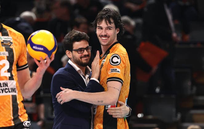 Coach Alexandre Leal laughs and hugs Nolan Flexen Action Upper body Sport Volleyball Bundesliga Playoff Quarterfinals Men Season 2025 2026 28 03 2026 BR Volleys Berlin BRV vs Netzhoppers KW Königswusterhausen