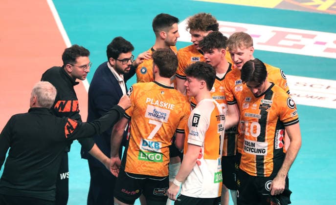 BR Volleys team circle before the start of the game at the swearing-in, ritual Sport Volleyball Bundesliga Playoff Quarterfinals Men Season 2025 2026 28 03 2026 BR Volleys Berlin BRV vs Netzhoppers KW Königswusterhausen
