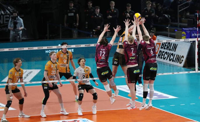 Jake Hanes in attack, Isaiah Olfert, Carl Möller, Lovis Homberger in block duel Game scene Action Sport Volleyball Bundesliga Playoff Quarterfinals Men Season 2025 2026 28 03 2026 BR Volleys Berlin BRV vs Netzhoppers KW Königswusterhausen
