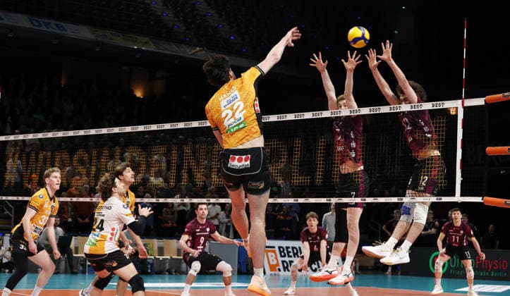 Jake Hanes converts the match ball, Carl Möller, Isaiah Olfert in the block duel Game scene Action Sport Volleyball Bundesliga Playoff Quarterfinals Men Season 2025 2026 28 03 2026 BR Volleys Berlin BRV vs Netzhoppers KW Königswusterhausen